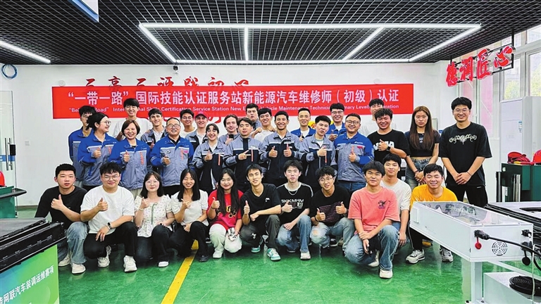 重慶城市職業(yè)學(xué)院 以“職教出海”為引擎，驅(qū)動“渝車出海”網(wǎng)絡(luò)技術(shù)服務(wù)新航程